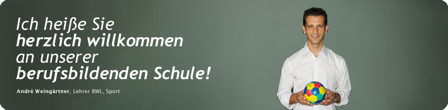 Fotografie einer Lehrerin/eines Lehrers vor gr�ner Tafel mit dem Text: Herzlich willkommen an unserer Berufsbildenden Schule.